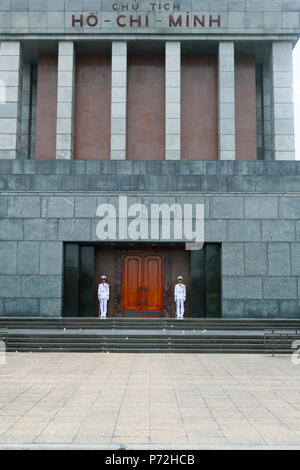 Wachen am Eingang, Ho Chi Minh Mausoleum, Hanoi, Vietnam, Indochina, Südostasien, Asien Stockfoto