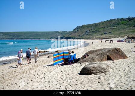 Sennen Cove und Strand an einem heißen Sommertag Cornwall England Großbritannien Stockfoto