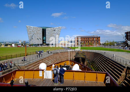 SS Nomadischen, von Belfast Titanic Quarter mit der Titanic Belfast Museum im Hintergrund, Belfast, Nordirland, Großbritannien, Europa Stockfoto