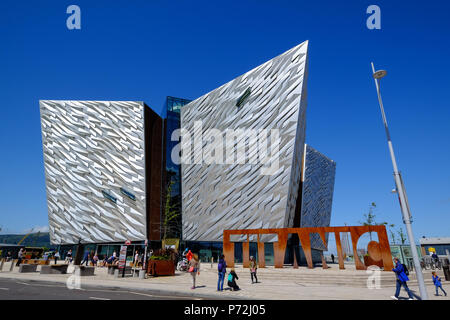 Titanic Belfast Museum auf dem Gelände der ehemaligen Werft Harland und Wolff, Belfast, Nordirland, Großbritannien, Europa Stockfoto