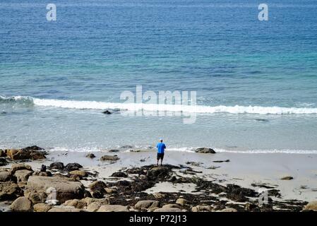 Einzelne männliche Fischer Strand Angeln aus der Strand in Sennen Cove an einem Sommertag, Cornwall, England, Großbritannien Stockfoto