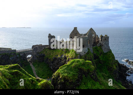 Dunluce Castle, am Rande eines Basalt outcropping in der Grafschaft Antrim, Ulster, Nordirland, Großbritannien, Europa Stockfoto