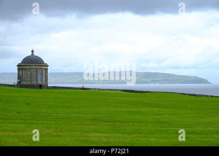 Mussenden Temple, eine kleine kreisförmige Gebäude auf Felsen in der Nähe von Castlerock in der Grafschaft Londonderry, Ulster, Nordirland, Großbritannien, Europa Stockfoto