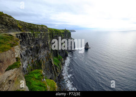 Die Klippen von Moher und Branaunmore Meer stack, Burren Region in der Grafschaft Clare, Munster, Republik Irland, Europa Stockfoto