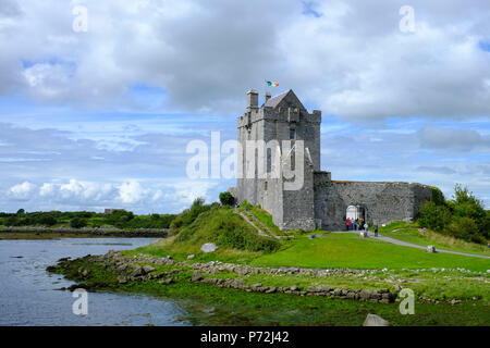 Dunguaire Castle Castle, das Tower House aus dem 16. Jahrhundert an der südöstlichen Ufer der Galway Bay, County Galway, Connacht, Republik Irland, Europa Stockfoto