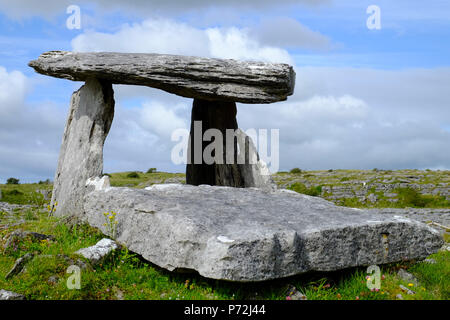 Poulnabrone Dolmen, im Burren, County Clare, Munster, Republik Irland, Europa Stockfoto