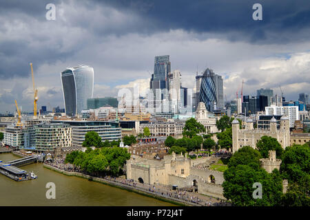 Blick auf den Tower von London und der Londoner City von der Tower Bridge, London, England, Vereinigtes Königreich, Europa Stockfoto