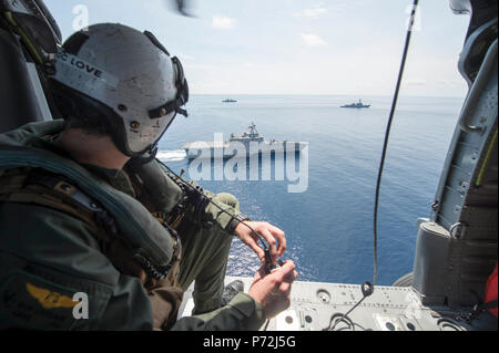 SOUTH CHINA SEA (11. Mai 2017) Naval Aircrewman (Hubschrauber) 2. Klasse Nicholas Lovelace, der "Wildcards" der Hubschrauber Meer Combat Squadron (HSC) 23, Uhren dem Littoral Combat Ship USS Coronado (LCS 4) das Südchinesische Meer während der GG-Taktik als Teil der multilateralen Zusammenarbeit flott Bereitschaft und Weiterbildung (Karat) Übung zugewiesen. CARAT ist eine Reihe von jährlichen maritime Übungen, die auf die Stärkung von Partnerschaften und die Erhöhung der Interoperabilität durch die bilateralen und multilateralen Engagements an Land und auf See. Stockfoto