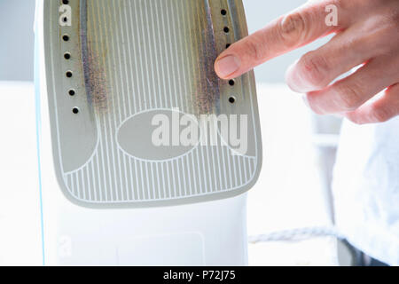 Nahaufnahme der Frau Hände prüfen Dampfbügeleisen Stockfoto