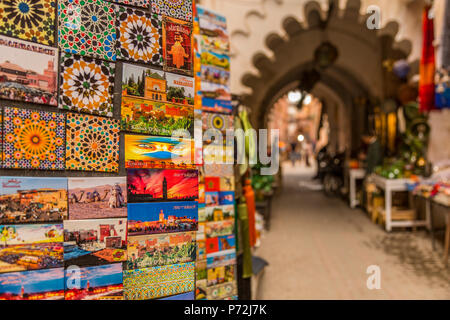 Bunte Souvenirs zum Verkauf auf dem Markt Rahba Qedima, Marrakesch (Marrakesch), Marokko, Nordafrika, Afrika Stockfoto