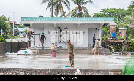 Philippinischen und US-service Mitglieder clean up ein Engineering civic Hilfe Projekt vor Ort zur Unterstützung der Balikatan 2017 in Guiuan, Eastern Samar, 11. Mai 2017. Streitkräfte der Philippinen und US-Militär Ingenieure arbeiteten gemeinsam neue Klassenräume für die Schüler der Grundschule Surok zu errichten. Balikatan ist eine jährliche US-Philippinischen bilaterale militärische Übung konzentriert sich auf eine Vielzahl von Missionen, einschließlich humanitärer Hilfe und Katastrophenhilfe, Terrorismusbekämpfung, und andere kombinierte militärische Operationen. Stockfoto