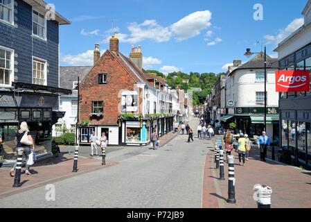 Die Hohe Straße an einem sonnigen Sommertag in Lewes, East Sussex England Großbritannien Stockfoto