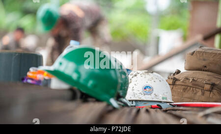 Philippinischen und US-service Mitglieder clean up ein Engineering civic Hilfe Projekt vor Ort zur Unterstützung der Balikatan 2017 in Guiuan, Eastern Samar, 11. Mai 2017. Streitkräfte der Philippinen und US-Militär Ingenieure arbeiteten gemeinsam neue Klassenräume für die Schüler der Grundschule Surok zu errichten. Balikatan ist eine jährliche US-Philippinischen bilaterale militärische Übung konzentriert sich auf eine Vielzahl von Missionen, einschließlich humanitärer Hilfe und Katastrophenhilfe, Terrorismusbekämpfung, und andere kombinierte militärische Operationen. Stockfoto