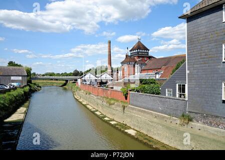 Harveys Brauerei durch den Fluss Ouse Lewes, East Sussex England Großbritannien Stockfoto
