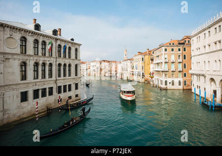 Gondeln am Canale Grande, Venedig, UNESCO-Weltkulturerbe, Provinz Veneto, Italien, Europa Stockfoto