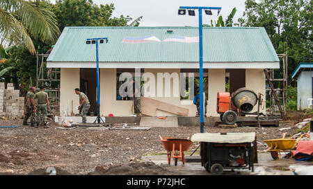 Philippinischen und US-service Mitglieder clean up ein Engineering civic Hilfe Projekt vor Ort zur Unterstützung der Balikatan 2017 in Guiuan, Eastern Samar, 11. Mai 2017. Streitkräfte der Philippinen und US-Militär Ingenieure arbeiteten gemeinsam ein neues Klassenzimmer für die Schülerinnen und Schüler der Volksschule Surok zu errichten. Balikatan ist eine jährliche US-Philippinischen bilaterale militärische Übung konzentriert sich auf eine Vielzahl von Missionen, einschließlich humanitärer Hilfe und Katastrophenhilfe, Terrorismusbekämpfung, und andere kombinierte militärische Operationen. Stockfoto