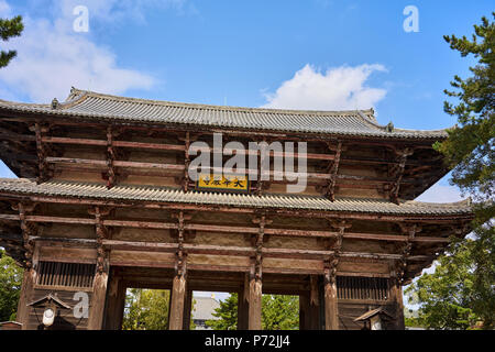 Nandaimon Tor markiert den Ansatz zum Todaiji Tempel in Nara Park, Nara, Honshu, Japan, Asien Stockfoto