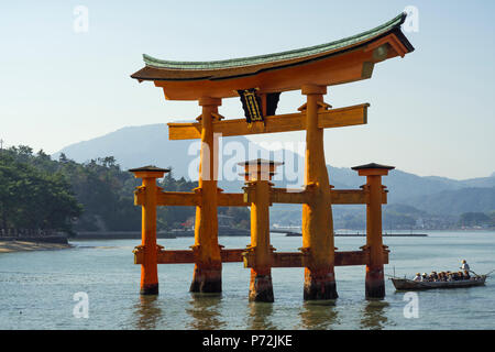 Touristen, die durch die schwebenden roten hölzernen Tor von Miyajima, Itsukushima, UNESCO, Präfektur Hiroshima, Honshu, Japan, Asien Stockfoto