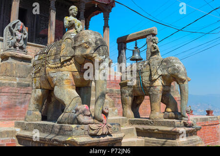 Ganesha Schrein, Uma Maheshwar Tempel von zwei steinernen Elefanten, Kirtipur, Nepal, Asien bewacht Stockfoto