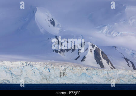 Gletscher bedeckte Berge von Greenwich Insel, vom Meer, hell und nebligen Wetter, South Shetland Inseln, Antarktis, Polargebiete Stockfoto