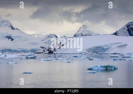 Spektakuläre Berge, Gletscher und Blaue Eisberge von Paradise Bay, Wassereffekte, Graham Land, Antarktische Halbinsel, Antarktis, Polargebiete Stockfoto