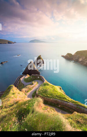 Sonnenuntergang auf Dunquin Pier (Dun Chaoin), der Halbinsel Dingle in der Grafschaft Kerry, Provinz Munster, Irland, Europa Stockfoto