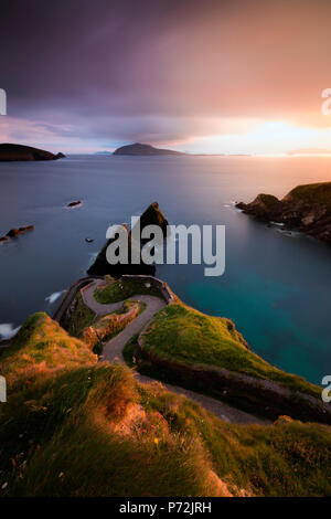 Sonnenuntergang auf Dunquin Pier (Dun Chaoin), der Halbinsel Dingle in der Grafschaft Kerry, Provinz Munster, Irland, Europa Stockfoto