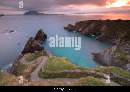 Sonnenuntergang auf Dunquin Pier (Dun Chaoin), der Halbinsel Dingle in der Grafschaft Kerry, Provinz Munster, Irland, Europa Stockfoto