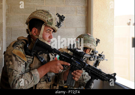 Jordan (11. Mai 2017) Die Mitglieder der jordanischen Streitkräfte besondere Task Force, die Abdeckung für die gemeinsamen Kräfte während einer Interoperabilität Suche und Rettung Ausbildung an der König Abdullah II Special Operations Training Center, als Teil der Übung eifrig Löwe. Eifrig Lion ist eine jährliche US Central Command Übung in Jordanien, die militärische Stärkung der militärischen Beziehungen zwischen den USA, Jordanien und anderen internationalen Partnern. In diesem Jahr Iteration besteht aus ungefähr 7.200 Soldaten aus mehr als 20 Nationen, die für Szenarien, die Sicherheit der Grenzen reagieren wird, Co Stockfoto