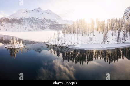 Antenne Panoramaaussicht auf den Silsersee und PLAUN DA LEJ im Winter, Maloja Region, Kanton Graubünden, Engadin, Schweiz, Europa (Drone) Stockfoto