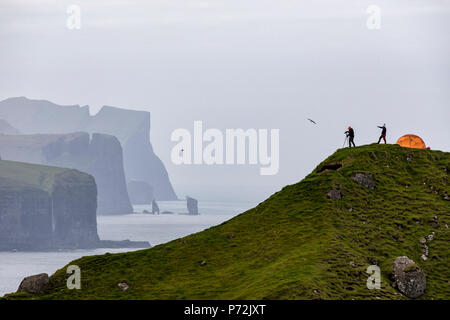 Wanderer und Zelt auf Klippen, Kalsoy Island, Färöer, Dänemark, Europa Stockfoto