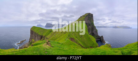 Panoramablick von kallur Leuchtturm auf Felsen, Kalsoy Island, Färöer, Dänemark, Europa Stockfoto