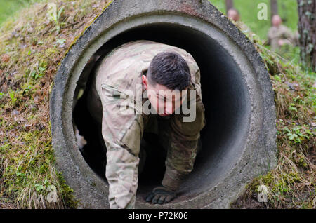 1st Lt. Brian Carroll führt seinen Zug durch den Hindernisparcours während der starken Europa Tank Challenge am Truppenübungsplatz Grafenwöhr, 12. Mai 2017. Strong Europa Tank Challenge wurde von US-Army in Europa und die deutsche Armee, 7.-12. Mai 2017 Co-Gastgeber. Der Wettbewerb wurde entwickelt, um Fähigkeiten zu testen, Projekt eine dynamische Präsenz, militärische Partnerschaft zu fördern, Förderung der Interoperabilität und bieten ein Umfeld für den Austausch von Taktiken, Techniken und Verfahren. Stockfoto