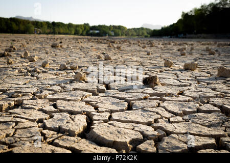 Rissige Erde wegen der Dürre/Fluß ausgetrocknet, die Schäden für die Umwelt. Stockfoto