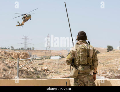 AMMAN, Jordanien (11. Mai 2017) ein Air Force Combat Controller, Teil der 23 Spezielle Taktiken Squadron, Uhren als jordanische UH-60 Hubschrauber ein Ansatz während eifrig Lion 2017 macht. Eifrig Lion ist eine jährliche US Central Command Übung in Jordanien, die militärische Stärkung der militärischen Beziehungen zwischen den USA, Jordanien und anderen internationalen Partnern. In diesem Jahr Iteration besteht aus ungefähr 7.200 Soldaten aus mehr als 20 Nationen, die für Szenarien, die Sicherheit der Grenzen, das Kommando und die Kontrolle, Cyber Defense und battlespace Management reagieren werden. Stockfoto