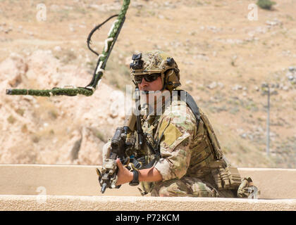 AMMAN, Jordanien (11. Mai 2017) Mitglied des Air Force Special Operations, zu der 23. Spezielle Taktiken Geschwader zugewiesen, sichert eine Dachterrasse während einer Übung zur Unterstützung der Eifrig Lion 2017. Eifrig Lion ist eine jährliche US Central Command Übung in Jordanien, die militärische Stärkung der militärischen Beziehungen zwischen den USA, Jordanien und anderen internationalen Partnern. In diesem Jahr Iteration besteht aus ungefähr 7.200 Soldaten aus mehr als 20 Nationen, die für Szenarien, die Sicherheit der Grenzen, das Kommando und die Kontrolle, Cyber Defense und battlespace Management reagieren werden. Stockfoto