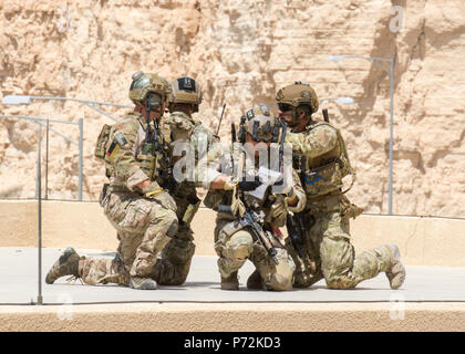 AMMAN, Jordanien (11. Mai 2017) die Mitglieder des Air Force Special Operations und Italienischen Special Operations sichern eine Dachterrasse während einer Übung zur Unterstützung der Eifrig Lion 2017. Eifrig Lion ist eine jährliche US Central Command Übung in Jordanien, die militärische Stärkung der militärischen Beziehungen zwischen den USA, Jordanien und anderen internationalen Partnern. In diesem Jahr Iteration besteht aus ungefähr 7.200 Soldaten aus mehr als 20 Nationen, die für Szenarien, die Sicherheit der Grenzen, das Kommando und die Kontrolle, Cyber Defense und battlespace Management reagieren werden. Stockfoto