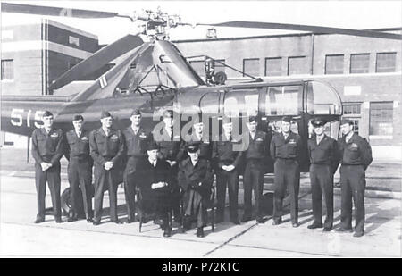 Erfinder Igor Sikorsky, der Vater der amerikanischen Hubschrauber, Besuche HMX-1 bei Marine Corps Air Station Quantico, Virginia. Im Hintergrund ist ein HO3S-1 Hubschrauber, einer der ersten beiden "Whirlybirds" in die US Marine Corps zugewiesen. Stockfoto