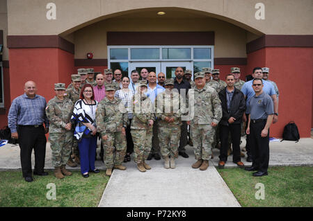 U.S. Army Reserve Soldaten und Zivilisten in der 1. Mission Support Command und US Army Reserve Command zugeordnet, für ein Foto posieren nach dem erfolgreichen Abschluss der Kontinuität der Vorgänge an der Major General Felix A. Santoni Gebäude auf Fort Buchanan, 11. Mai statt. Stockfoto