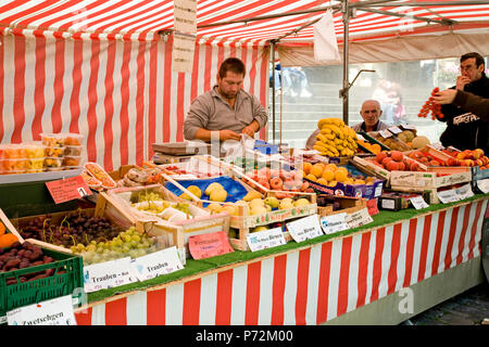 Rothenburg ob der Tauber, Bayern, Deutschland - 18. September 2010: Händler Anzeige ihre Waren an einem Obststand in der zentralen Stadtplatz. Stockfoto