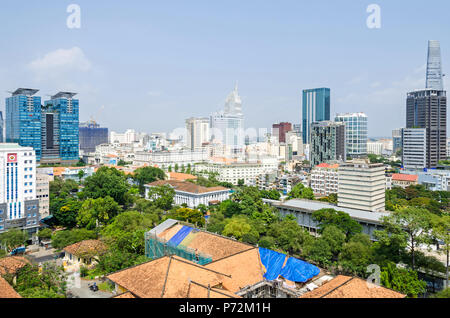 Ho Chi Minh City, Vietnam - Am 4. April, 2018: Ho Chi Minh City Metropole mit Vincom Center Shopping Mall auf der linken Seite, Caravelle Hotel, Sheraton Hotel i Stockfoto