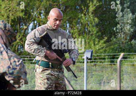 Royal Marine Cpl. Chris Bounvou-Nikolov, Bekämpfung Treffsicherheit Trainer, Commando Training Center, beauftragt der US-Marines zu Treffsicherheit Training Company, Waffen Training Bataillon zugeordnet, auf dem SA80A2 L 85 Sturmgewehr auf altcar Ausbildungslager, Hightown, Vereinigtes Königreich, am 11. Mai 2017. Das US Marine Corps reist in das Vereinigte Königreich, die jährlich in den Royal Marines operative Schießen Wettbewerb bestehen zu können und lernen, mit ihren Verbündeten beim Aufbau von Beziehungen. Stockfoto