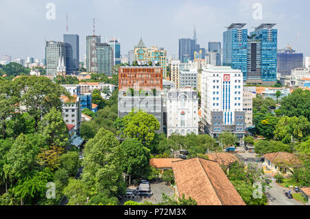 Ho Chi Minh City, Vietnam - Am 4. April, 2018: Ho Chi Minh City Metropole mit der Kathedrale Notre-Dame Basilika von Saigon, Saigon Trade Center auf der linken Seite ein Stockfoto