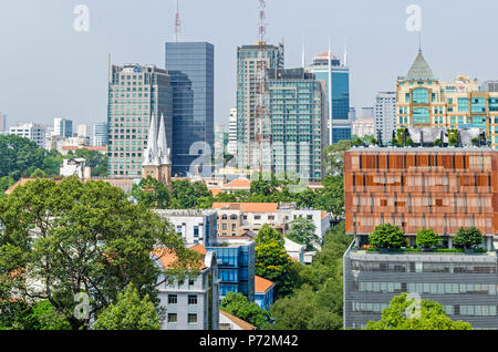 Ho Chi Minh City, Vietnam - Am 4. April, 2018: Ho Chi Minh City Metropole mit der Kathedrale Notre-Dame Basilika von Saigon und das Gebäude der Saigon Tra Stockfoto