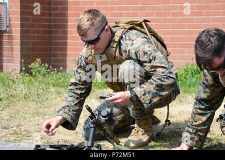 Us Marine Corps Sgt. Joshua Godfrey, ausländischen Waffen Instructor, Treffsicherheit, Waffen Training Bataillon, löst eine SA80A2 L 85 Sturmgewehr auf altcar Ausbildungslager, Hightown, Vereinigtes Königreich, am 11. Mai 2017. Das US Marine Corps reist in das Vereinigte Königreich, die jährlich in den Royal Marines operative Schießen Wettbewerb bestehen zu können und lernen, mit ihren Verbündeten beim Aufbau von Beziehungen. Stockfoto