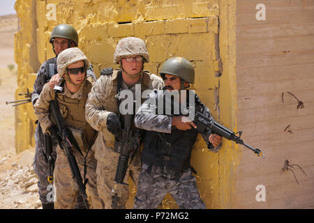 US-Marines mit Military Police Company Alpha, 4. Law Enforcement Bataillon und der jordanischen 77. Marine Battalion, Teilnahme in einem nicht-tödliche Waffen und Taktik Kurs während eifrig Lion 17, 11. Mai 2017. Begierig, Löwe eine jährliche US Central Command Übung in Jordanien soll um zu militärischer Beziehungen zwischen den USA, Jordanien und anderen internationalen Partnern zu stärken. Das diesjährige Iteration besteht aus etwa 7.400 Soldaten aus mehr als 20 Nationen, die Szenarien, die Grenzsicherung, Befehl und Steuerung, Cyber Verteidigung und Battlespace Mann antwortet Stockfoto