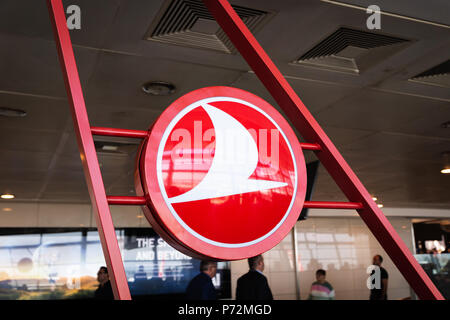 Istanbul, Türkei - Juni 2018: Turkish Airlines Logo beim Check-in-Schalter im Flughafen Istanbul Atatürk. Turkish Airlines ist die nationale Fluggesellschaft Air Stockfoto