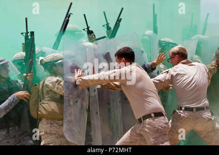 US-Marines mit Military Police Company Alpha, 4. Law Enforcement Bataillon und der jordanischen 77. Marine Battalion, Teilnahme in einem nicht-tödliche Waffen und Taktik Kurs während eifrig Lion 17, 11. Mai 2017. Begierig, Löwe eine jährliche US Central Command Übung in Jordanien soll um zu militärischer Beziehungen zwischen den USA, Jordanien und anderen internationalen Partnern zu stärken. Das diesjährige Iteration besteht aus etwa 7.400 Soldaten aus mehr als 20 Nationen, die Szenarien, die Grenzsicherung, Befehl und Steuerung, Cyber Verteidigung und Battlespace Mann antwortet Stockfoto