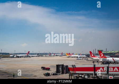 Istanbul, Türkei - Juni 2018: Turkish Airlines Flugzeug auf der Landebahn des Flughafen Istanbul Atatürk. Turkish Airlines ist die nationale Fluggesellschaft airli Stockfoto