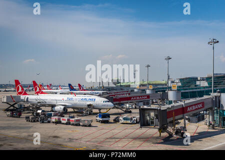 Istanbul, Türkei - Juni 2018: Turkish Airlines Flugzeug auf der Landebahn des Flughafen Istanbul Atatürk. Turkish Airlines ist die nationale Fluggesellschaft airli Stockfoto